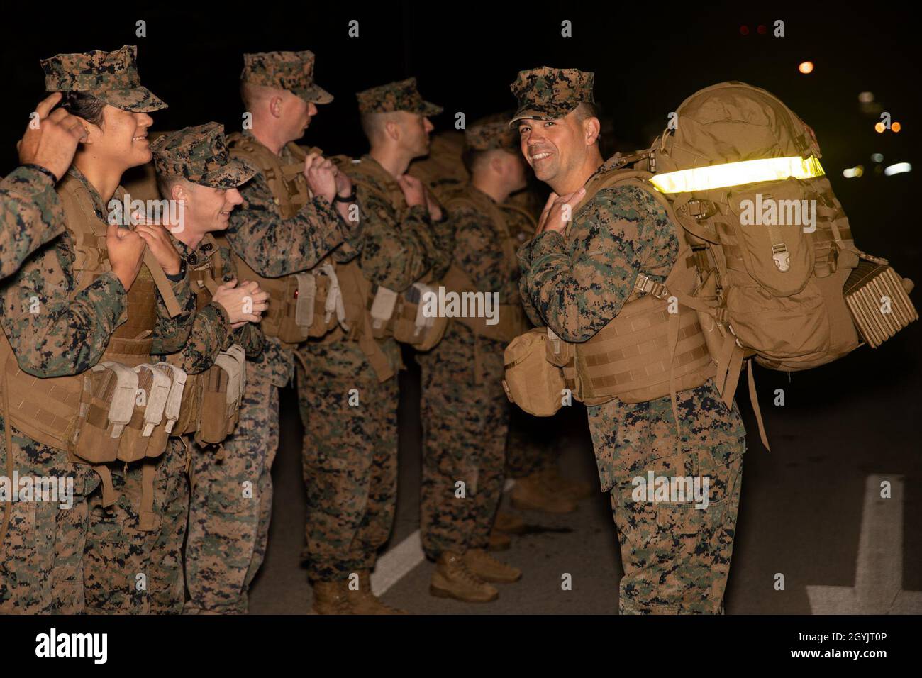 U.S. Marine corps 1er Sgt.Joshua Celis parle avec Marines de Headquarters Company, combat Logistics Regiment 37, 3e Marine Logistics Group, avant une randonnée de 5 kilomètres sur Camp Kinser, Okinawa, Japon, le 10 janvier 2020.La randonnée visait à réintégrer les Marines dans les exigences de conditionnement du corps des Marines et à préparer les randonnées suivantes à l'avenir.Celis, originaire de Houston, Texas, est le premier sergent de HQ Co., CLR-37, 3e MLG.(É.-U.Photo du corps marin par lance Cpl.Armando Elizalde) Banque D'Images