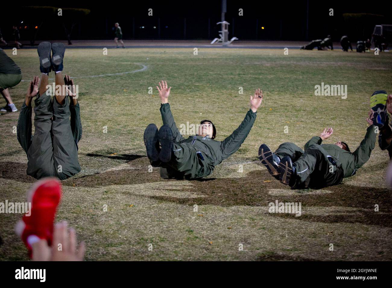 Les Marines et marins américains affectés au quartier général et à l'escadron du siège social (H&HS) participent à une séance d'entraînement physique (PT) de l'escadron sur la station aérienne du corps des Marines (MCAS) Yuma, en Arizona, le 10 janvier 2020.La séance de PT comprenait des burpees, des craquements, des coups de pied, des squats et des tours de course autour de la piste.(É.-U.Photo du corps marin par lance Cpl.Gabrielle Sanders) Banque D'Images