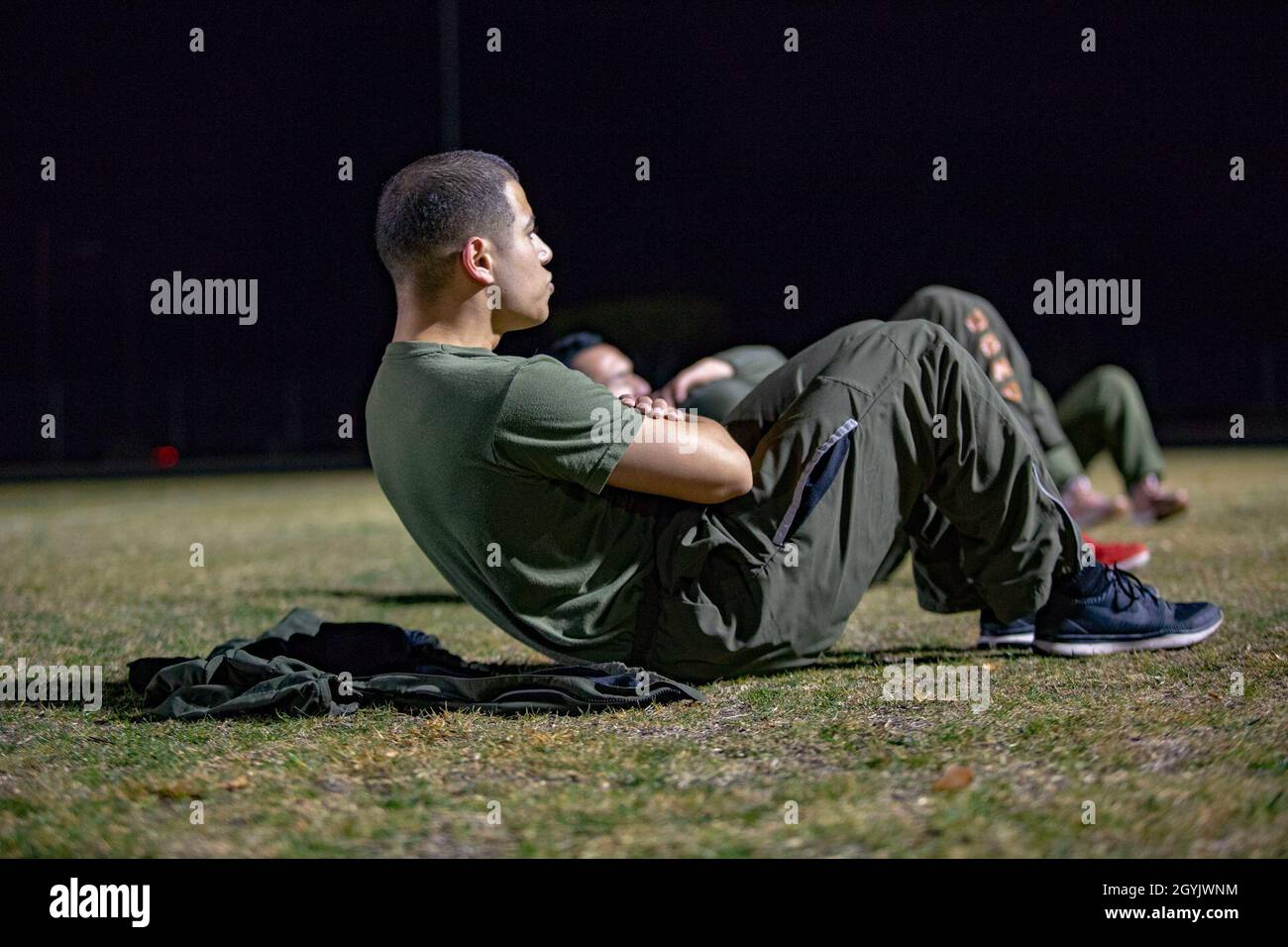 Les Marines et marins américains affectés au quartier général et à l'escadron du siège social (H&HS) participent à une séance d'entraînement physique (PT) de l'escadron sur la station aérienne du corps des Marines (MCAS) Yuma, en Arizona, le 10 janvier 2020.La séance de PT comprenait des burpees, des craquements, des coups de pied, des squats et des tours de course autour de la piste.(É.-U.Photo du corps marin par lance Cpl.Gabrielle Sanders) Banque D'Images