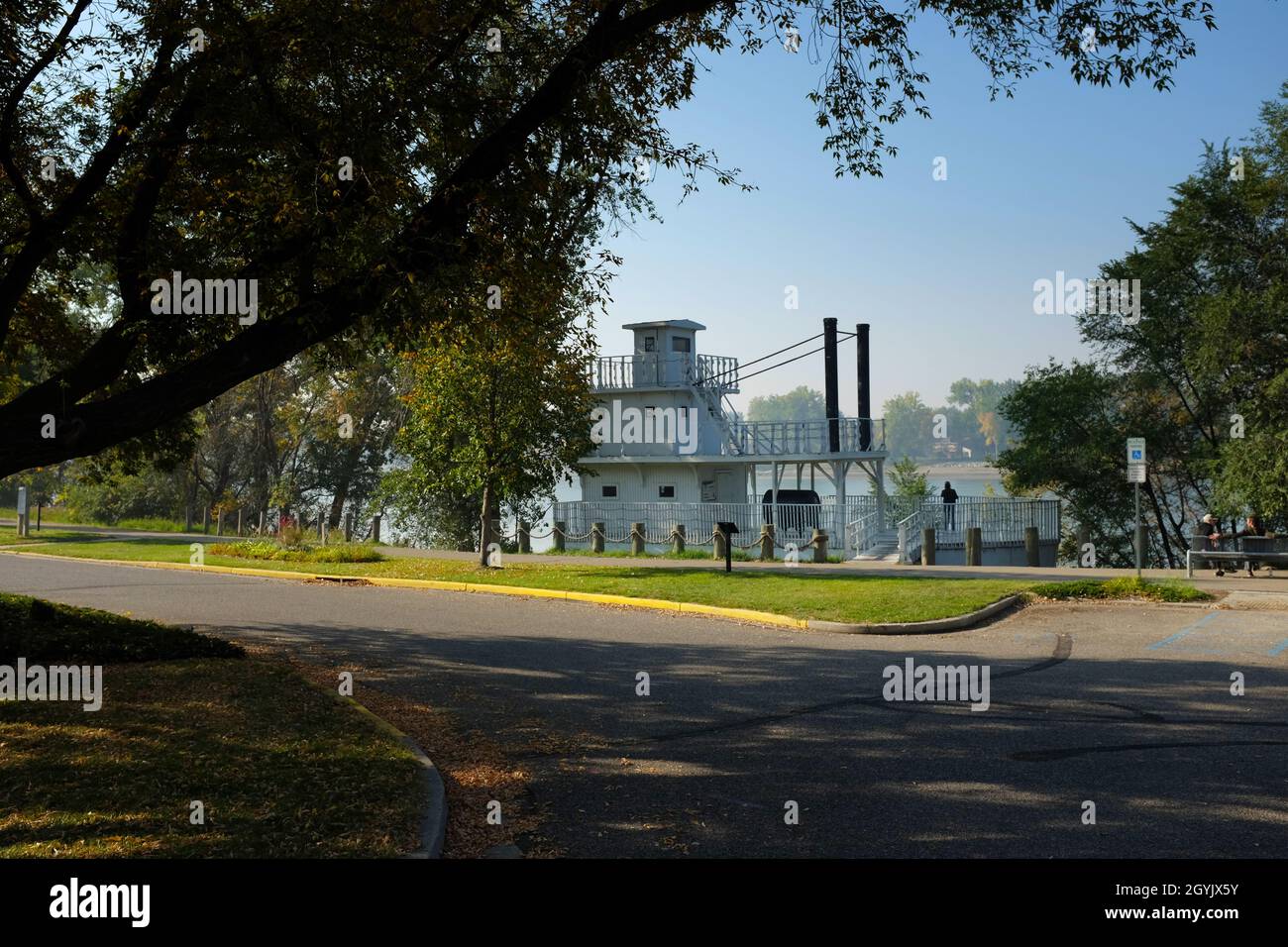 BISMARCK, DAKOTA DU NORD - 3 octobre 2021 : le parc de bateaux à vapeur le long de la rivière Missouri présente des sentiers et une réplique du bateau à vapeur. Banque D'Images