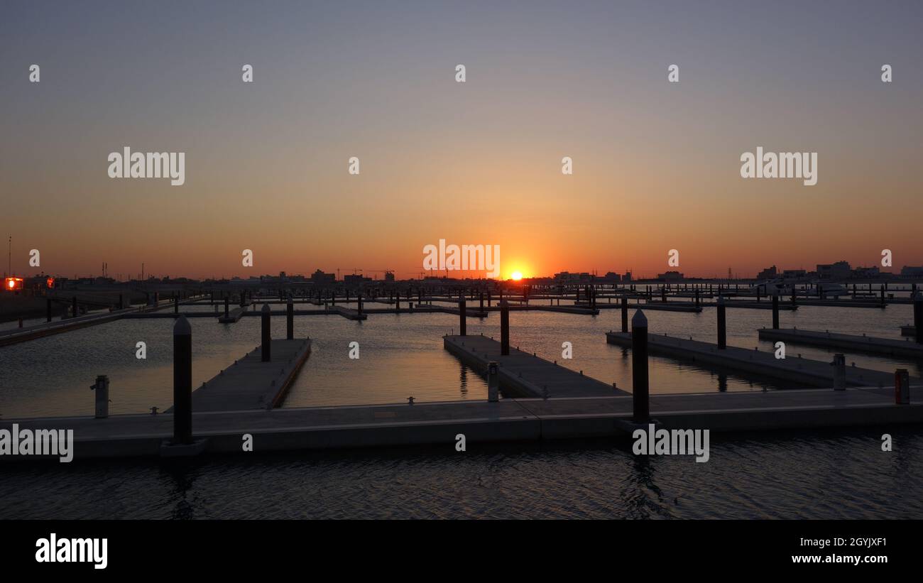 Coucher de soleil dans la mer Al Khiran Banque D'Images