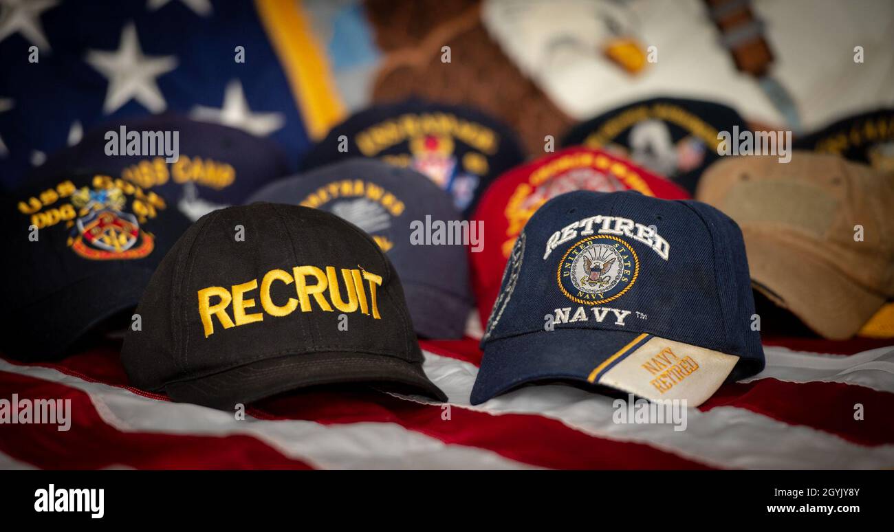 200110-N-DP001-0071 NORFOLK (JANV10, 2020) Une photo optimisée pour  Facebook dépeint plusieurs casquettes de contrôle en reconnaissance de la  Journée nationale du chapeau sur fond de drapeau.La tradition des marins  américains portant des