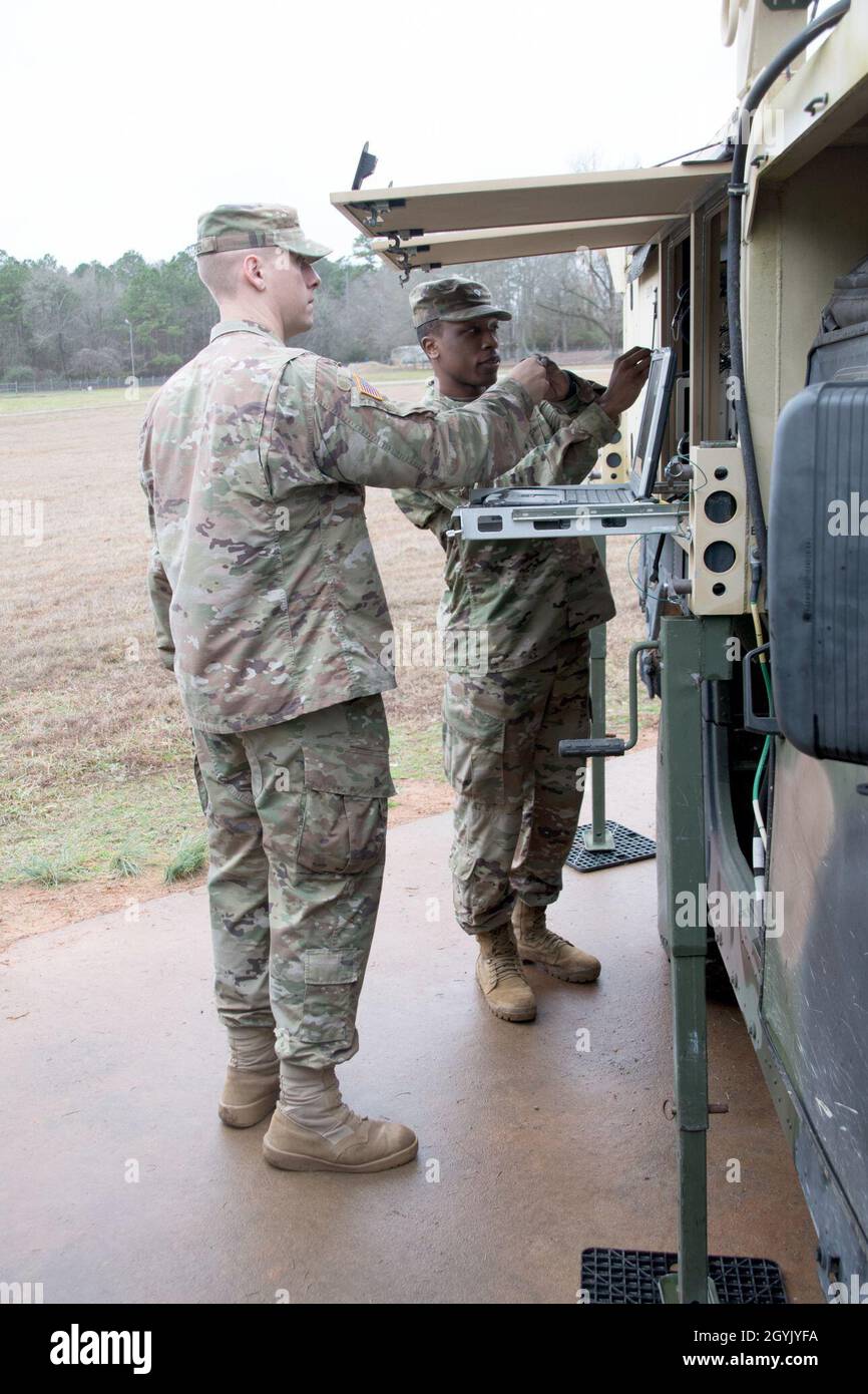 Sergent de l'armée américaineJosiah Winter et SPC de l'armée américaine.Keenan Miller, tous deux 151e Bataillon de signaux expéditionnaires, Garde nationale de Caroline du Sud, a mis en place un terminal satellite TACTIQUE à très haute fréquence (SHF) AN/TSC-156 Phoenix lors d'un exercice d'entraînement sur le terrain à Hodges, en Caroline du Sud, le 11 janvier 2020.Les soldats du signal auront l'occasion de mener une formation de petite unité et de se faire valider sur une variété d'équipement de signalisation au site d'entraînement de Hodges.La 228e Brigade tactique du signal du théâtre (TTSB) a formé et validé plusieurs unités sur le site d'entraînement de Hodges pour le déploiement à l'étranger et sur le terrain Banque D'Images