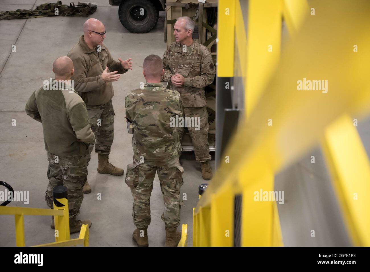 Les aviateurs de la garde nationale aérienne de l'Ohio, à la fois la 179e Escadre de transport aérien et le 200e ESCADRON DE CHEVAUX ROUGES, Mansfield, Ohio, préparent des ensembles de surveillance des secours en cas de catastrophe en réponse aux efforts de secours contre le tremblement de terre de Porto Rico, 12 janvier 2020.Chaque kit DRBS est auto-suffisant avec des systèmes d'énergie organique et d'eau potable qui fournissent un soutien en matière de facturation, de santé et d'hygiène à 150 personnes pour soutenir les activités d'intervention domestique.(Photo de la garde nationale de l'air de l'Ohio par Tech.Sgt.Joe Harwood) Banque D'Images