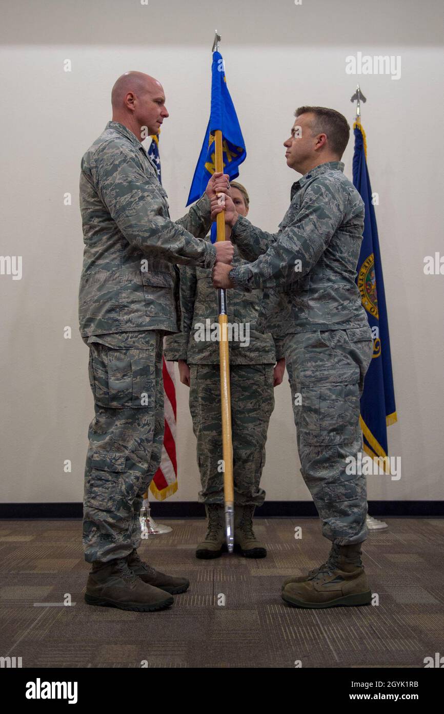 Le lieutenant-colonel Michael Spauling abandonne le commandement du 124e Escadron de maintenance au lieutenant-colonel Ryan Cooper lors d'une cérémonie de passation de commandement le 10 janvier 2020 à Gowen Field, Boise (Idaho).(É.-U.Photo de la Garde nationale aérienne par l'homme principal Airman Mercedee Wilds) Banque D'Images