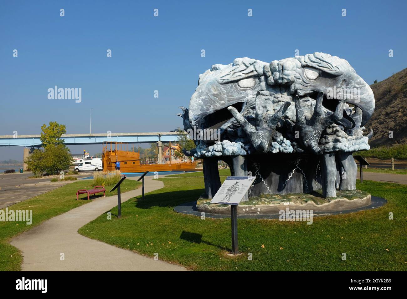 BISMARCK, DAKOTA DU NORD - 3 octobre 2021 : sculpture des Thunderbirds dans le parc Keelboat. Banque D'Images