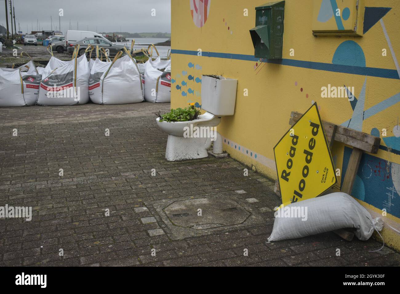 Bantry, West Cork, Irlande.8 octobre 2021.Jeudi, met Éireann a émis une alerte de pluie jaune pour Donegal, Galway, Leitrim, Mayo et Sligo.Un deuxième avertissement de pluie jaune a été émis pour Cork et Kerry, avec un potentiel d'inondation localisé.La journée a été passée par les résidents de Bantry et le personnel du conseil de comté se préparant aux inondations possibles.Deux pompes ont été installées sur Wolfe Tone Square par le Conseil du comté de Cork afin de prévenir les inondations à Bantry.Les drains de la ville ont également été évacués par une entreprise locale de nettoyage des drains.Crédit: Karlis Dzjamko/Alay Live News Banque D'Images