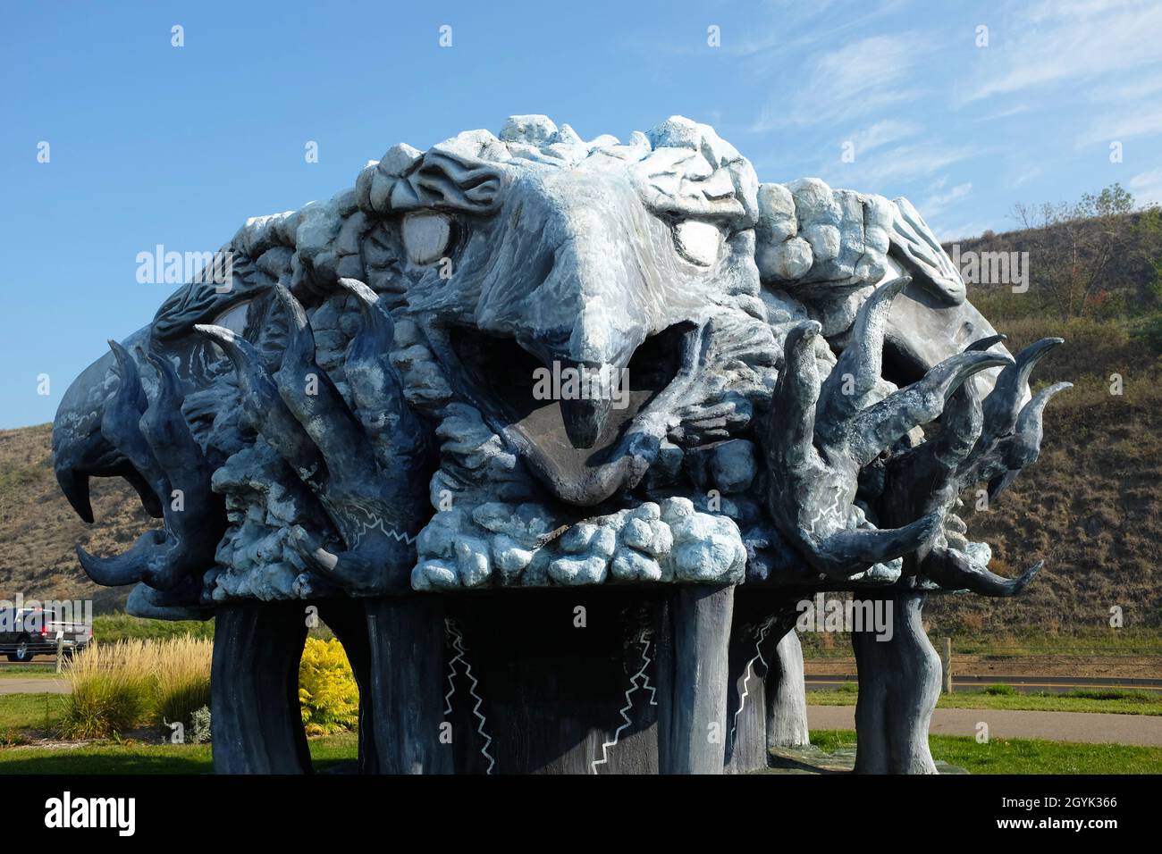 BISMARCK, DAKOTA DU NORD - 3 octobre 2021 : gros plan de la sculpture des Thunderbirds dans le parc Keelboat. Banque D'Images