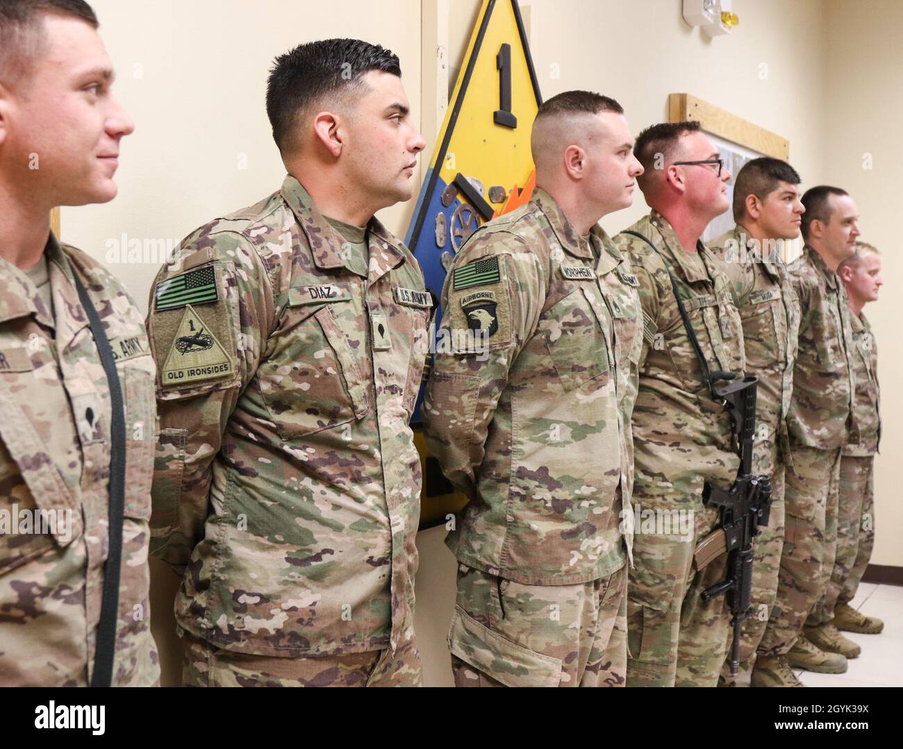 Le général de brigade Patrick E. Matlock de l'armée américaine, chef adjoint des opérations-état-major, Resolute support Mission, présente aux soldats des pièces de monnaie pour leur dur labeur au terrain d'aviation de Bagram, en Afghanistan, le 13 janvier 2020.(É.-U.Photo de l'armée par le Sgt.Briaira Tolbert) Banque D'Images