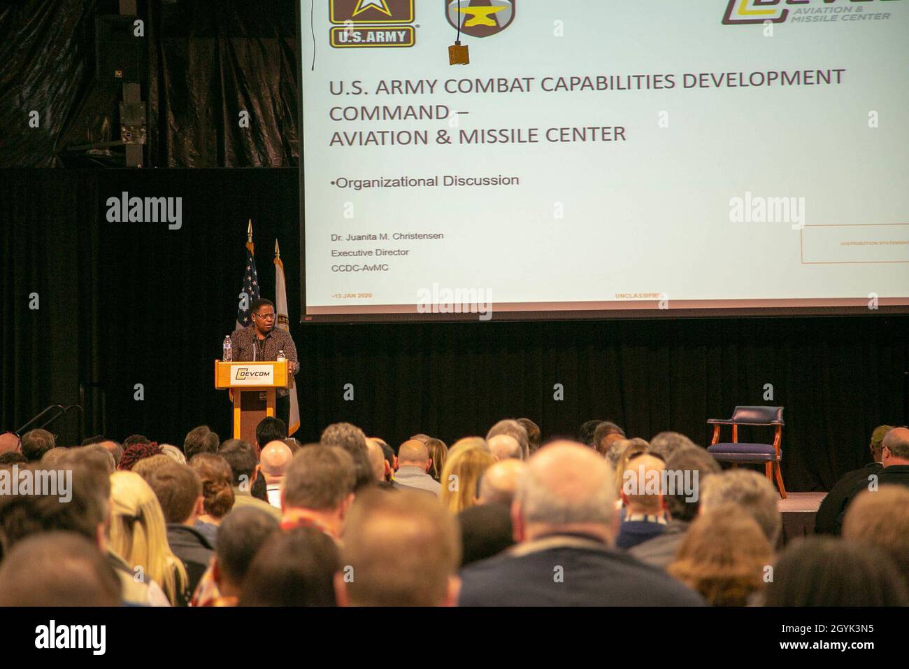 Juanita M. Christensen, directrice exécutive du Centre de l'aviation et des missiles de l'armée américaine, s'adresse à sa main-d'œuvre le 13 janvier à Redstone Arsenal, en Alabama. Le centre est réorganisé de cinq directions à trois pour devenir plus intégré, plus efficace et plus efficace, a déclaré M. Christensen. Banque D'Images