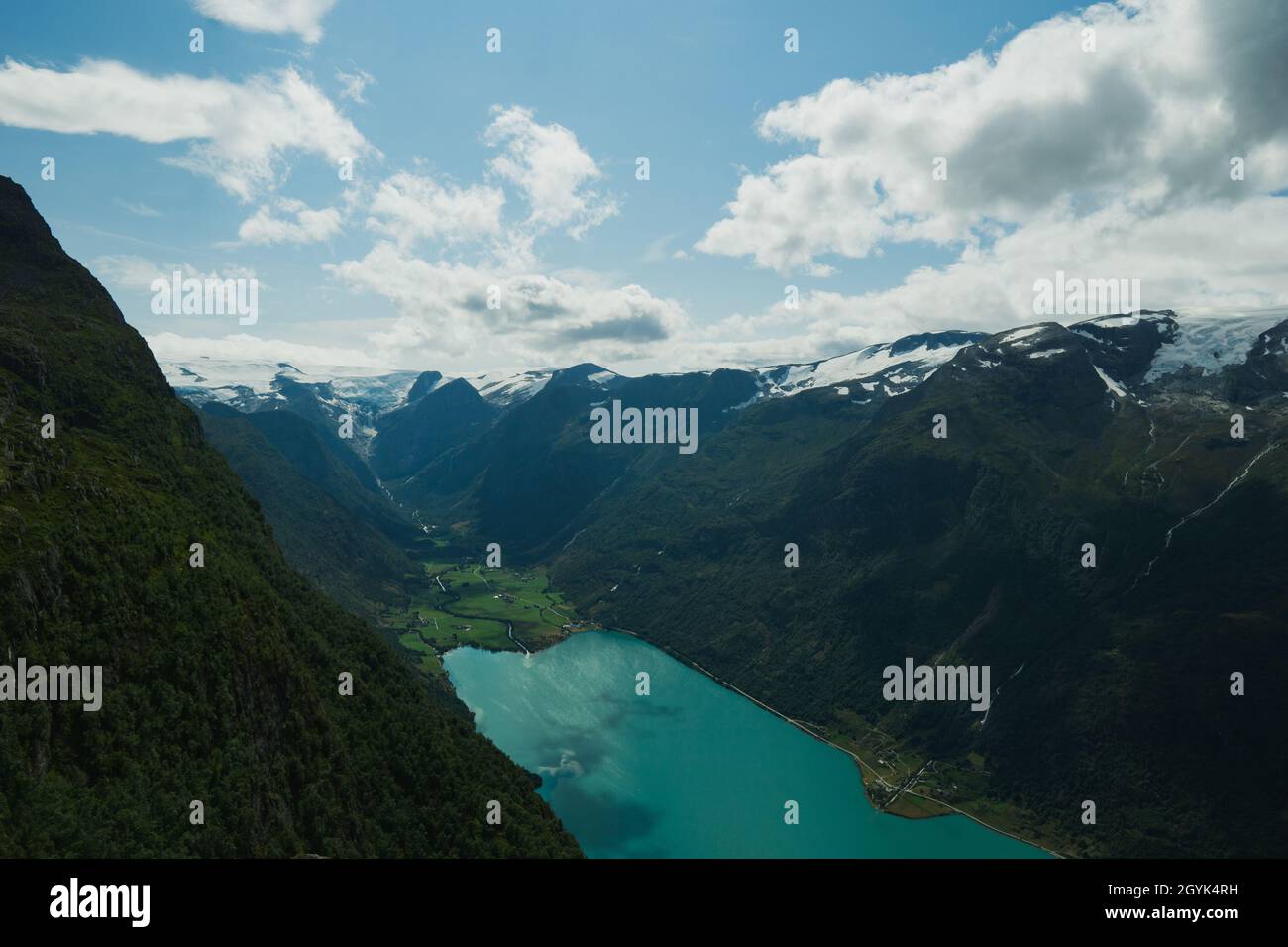 Vue sur l'eau turquoise et Brikdalsbreen à Olden, Norvège.Août 2021 Banque D'Images