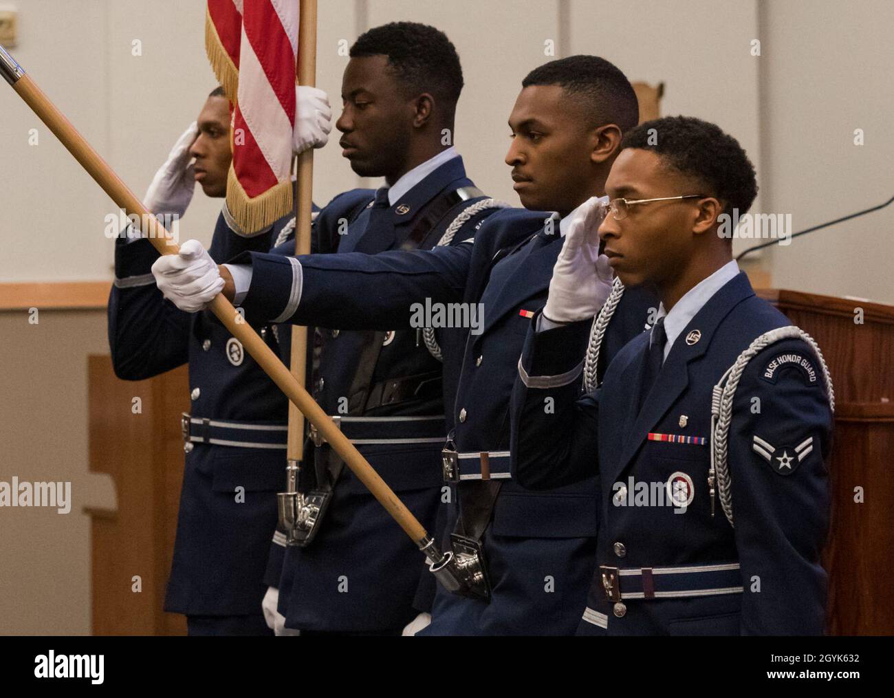 La Garde d'honneur de la base aérienne de Douvres présente les couleurs lors d'un hommage au Dr Martin Luther King Jr. 14 janvier 2020, à la chapelle de l'AFB de Douvres, Del. King a été le plus jeune homme à recevoir le prix Nobel de la paix en 1964, à l'âge de 35 ans.Après sa sélection, il a annoncé que l'argent du prix de 54,123 000 $ serait versé à l'appui du mouvement des droits civils.(É.-U.Photo de la Force aérienne par Airman 1ère classe Danielle Taylor) Banque D'Images