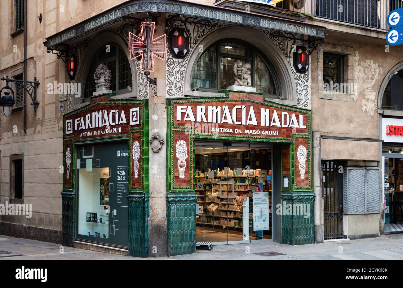 Barcelone, Espagne - 21 septembre 2021 : ancienne pharmacie située dans les Ramblas de Barcelone la zone la plus touristique et centrale de la ville, à barcelone, Banque D'Images