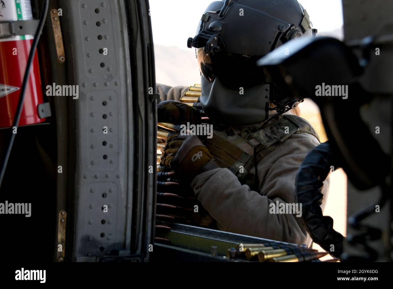 US Air Force Airman 1re classe Kinga Hudson, mécanicien de bord du 55e Escadron de sauvetage, charge des munitions dans une mitrailleuse de calibre 0,50 sur un Hawk de Pave HH-60G à la base aérienne de Davis-Monthan, en Arizona, le 14 janvier 2020.La 55e RQS a passé leur quatrième version du programme de formation en phase où elle a suivi une formation en direct sur les attaques d'incendie sur une cible mobile.(É.-U.Photo de la Force aérienne par le premier Airman Cheyenne A. Powers) Banque D'Images