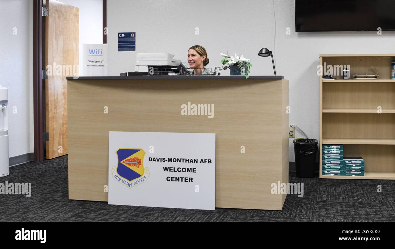 Sarah Richardson, agente principale de la Force aérienne des États-Unis, coordonnatrice des opérations du Centre d'accueil de la 355e Escadre, siège à la réception du Centre d'accueil de la base aérienne Davis-Monthan, Arizona, le 9 janvier 2020.Le Centre d’accueil n’est qu’un exemple de l’engagement de Davis-Monthan à l’égard de sa ressource la plus précieuse, les aviateurs.(É.-U.Photo de la Force aérienne par Airman 1ère classe Jacob T. Stephens) Banque D'Images