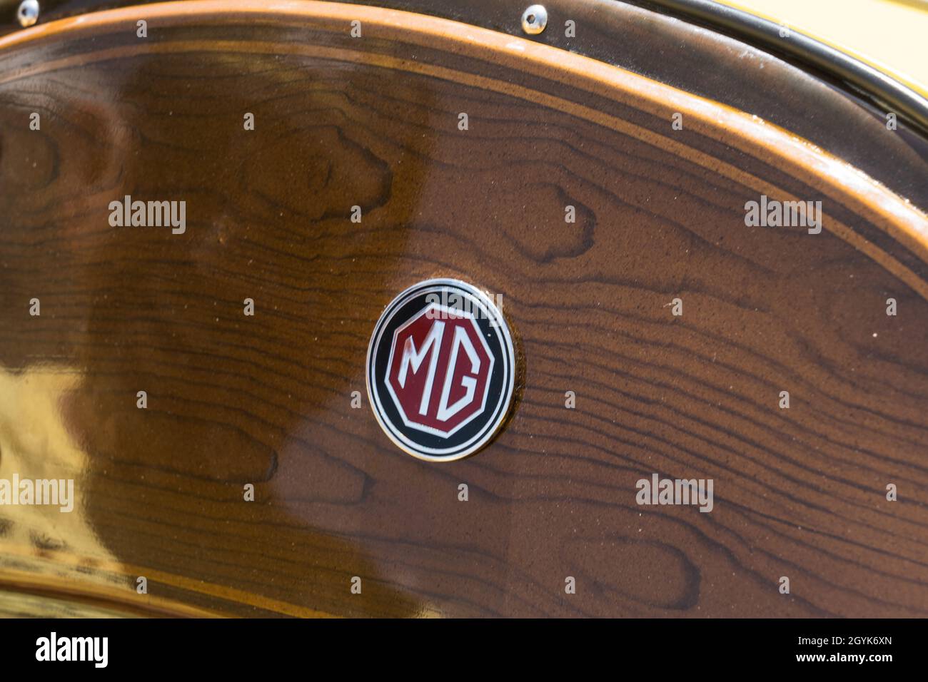Le logo MG sur le tableau de bord en bois d'une voiture de sport TD Midget 1952 MG restaurée dans l'Utah. Banque D'Images