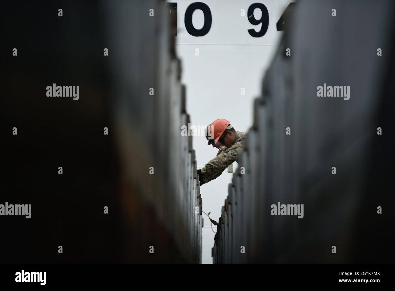 Soldats de l'armée américaine affectés à la 331st Transportation Company, 11th Trans.Bataillon, 7e Trans.Brigade (expéditionnaire), s'assure que les sections de la chaussée sont chargées correctement sur le navire sous contrat MV Ocean Giant du Commandement du transport maritime militaire.Les voies de causalité seront utilisées pendant l'opération Deep Freeze dans le cadre d'une mission de réapprovisionnement.(É.-U.Photos de l'armée par la SPC.Travis Teate) Banque D'Images