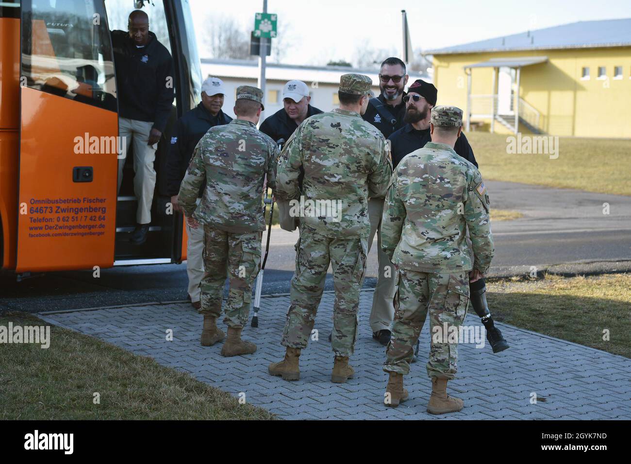 Les anciens combattants de combat, associés à la Fondation de la première Armée de terre (FFT), arrivent à l’académie des officiers non commissionnés du 7e Commandement de l’instruction de l’Armée de terre, à Grafenwoehr, en Allemagne, le 15 janvier 2020.La FFT a été créée pour développer, exploiter et soutenir des initiatives axées sur le bien-être, la qualité de vie et les événements pour les guerriers blessés de combat après 9/11.(É.-U.Photo de l'armée par Gertrud Zach) Banque D'Images