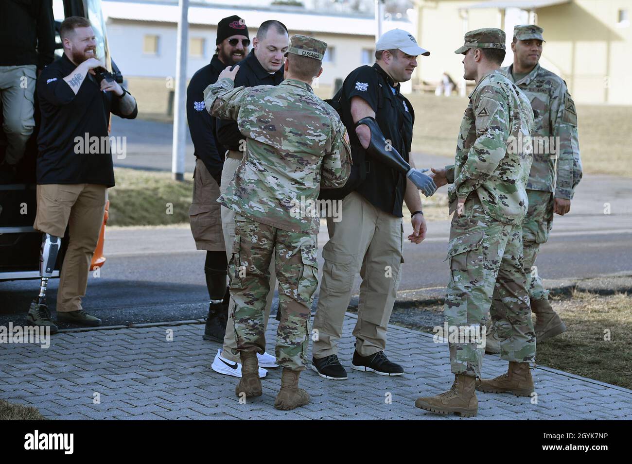 Les anciens combattants de combat, associés à la Fondation de la première Armée de terre (FFT), arrivent à l’académie des officiers non commissionnés du 7e Commandement de l’instruction de l’Armée de terre, à Grafenwoehr, en Allemagne, le 15 janvier 2020.La FFT a été créée pour développer, exploiter et soutenir des initiatives axées sur le bien-être, la qualité de vie et les événements pour les guerriers blessés de combat après 9/11.(É.-U.Photo de l'armée par Gertrud Zach) Banque D'Images