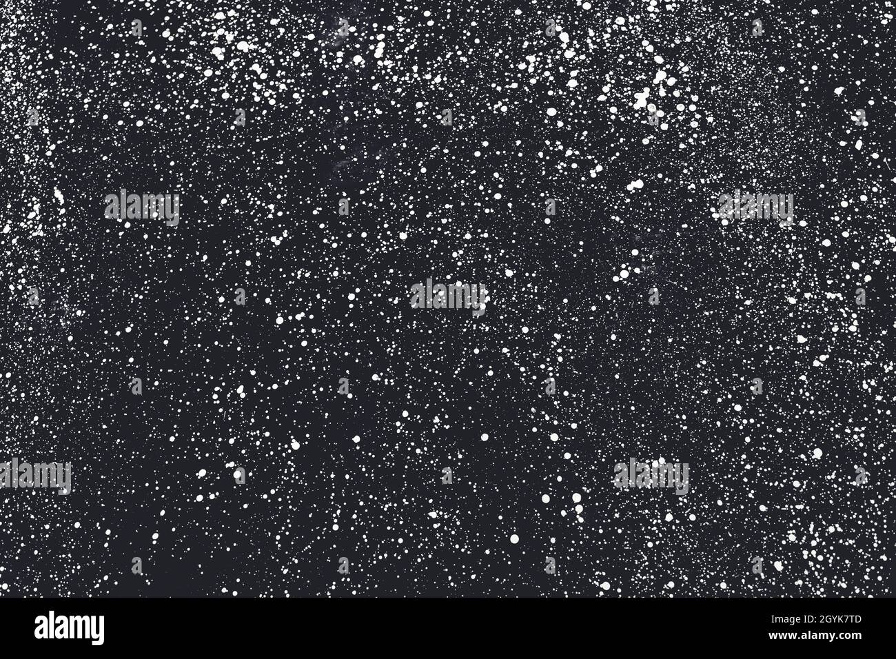 Arrière-plan abstrait monochrome pointillé avec pinceau blanc taches et taches sur noir.Conception isolée, calque d'art avec espace pour le texte Banque D'Images