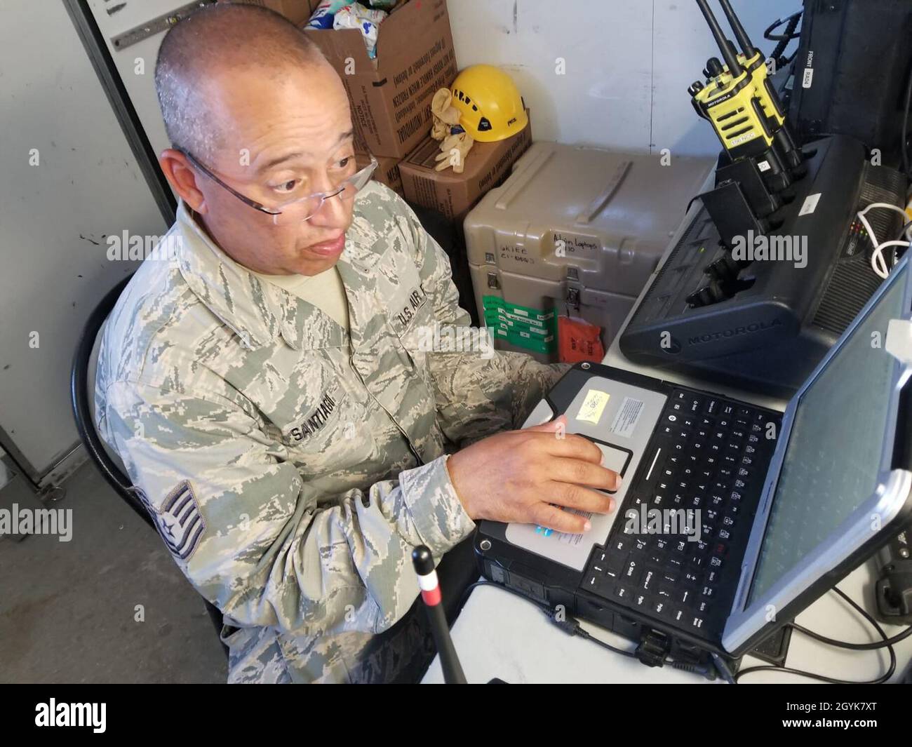 U.S. Air Force Tech.Sgt.Francisco Santiago avec le 156e vol de communication, programme des radios VHF dans la remorque de capacité de communication du site d'incident conjoint au camp de base de Guanica "ville de tente" pour soutenir la Force opérationnelle Sud et les citoyens déplacés touchés par les tremblements de terre qui ont secoué l'île au début de janvier 2020.La Garde nationale de Porto Rico et les réserves de l'armée de Porto Rico ont établi des « villes de tentes » dans les municipalités de Yauco, Ponce, Peñuelas, Guanica et Guayanilla qui peuvent chacune fournir un abri à 1,500 personnes déplacées avec de la nourriture, des douches, des toilettes et un laund Banque D'Images