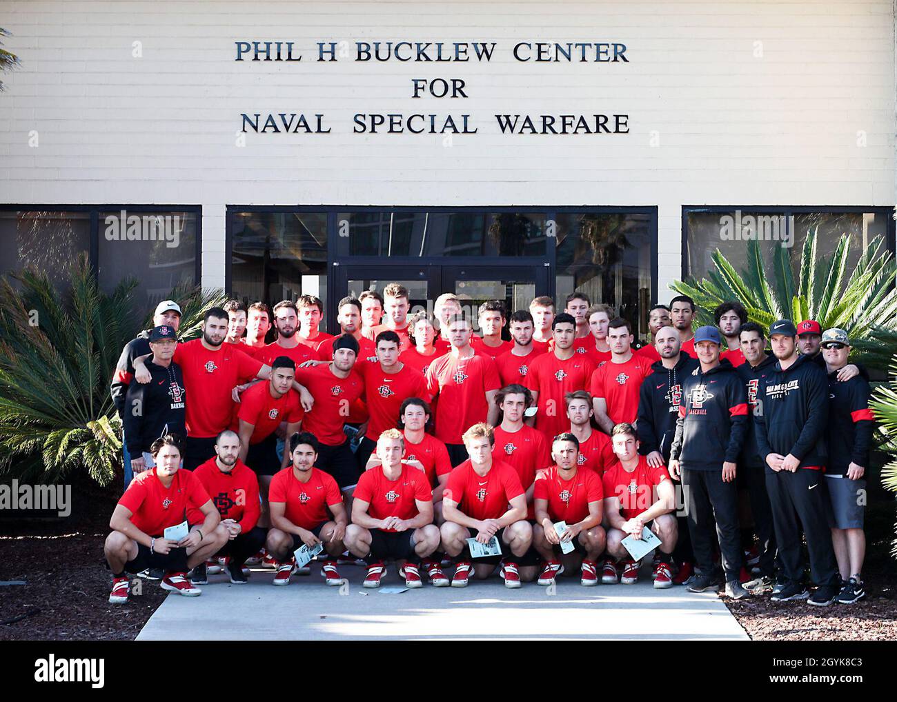 CORONADO, Californie (janv15, 2020) les membres de l'équipe de baseball de l'Université San Diego Sate visitent le Naval Special Warfare Center (NSW) à Coronado, en Californie, le 15 janvier.La visite de l'équipe a été l'occasion pour ses athlètes de la NCAA Division I d'apprendre du personnel du Naval Special Warfare (NSW) Basic Training Command (BTC) au sujet de la NSW et de la manière dont les Navy Seals construisent des équipes physiquement et mentalement difficiles.NSW BTC relève du NSW Center, qui fournit un entraînement initial et avancé aux marins qui composent le SCEAU d'élite de la Marine et les équipes de bateaux spéciaux.U.S. Navy photo par Mass communication Specialist 1st Class Anthony W. Banque D'Images CORONADO, Californie (janv15, 2020) les membres de l'équipe de baseball de l'Université San Diego Sate visitent le Naval Special Warfare Center (NSW) à Coronado, en Californie, le 15 janvier.La visite de l'équipe a été l'occasion pour ses athlètes de la NCAA Division I d'apprendre du personnel du Naval Special Warfare (NSW) Basic Training Command (BTC) au sujet de la NSW et de la manière dont les Navy Seals construisent des équipes physiquement et mentalement difficiles.NSW BTC relève du NSW Center, qui fournit un entraînement initial et avancé aux marins qui composent le SCEAU d'élite de la Marine et les équipes de bateaux spéciaux.U.S. Navy photo par Mass communication Specialist 1st Class Anthony W. Banque D'Images