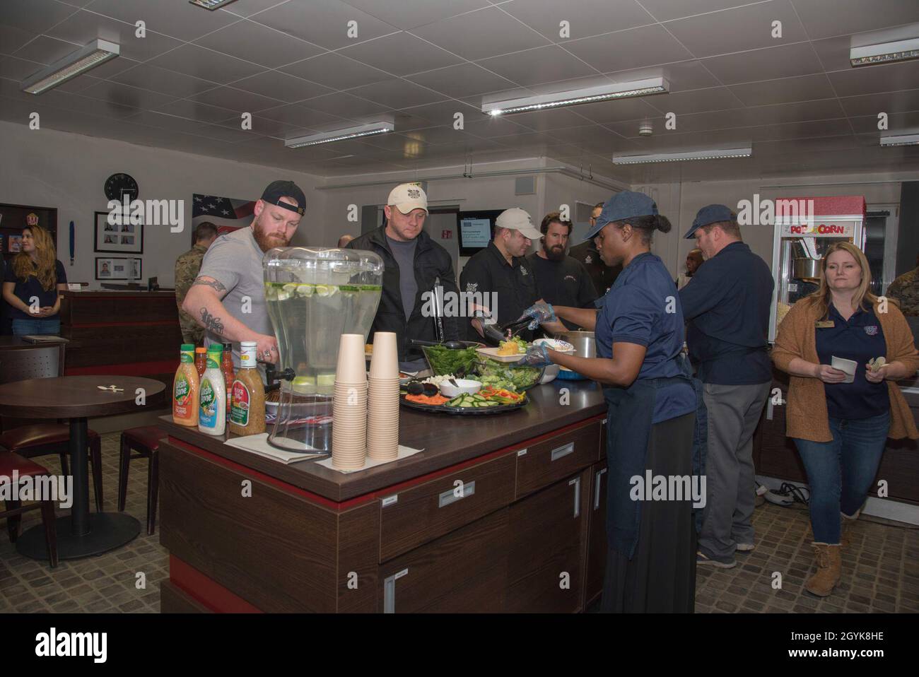 Les vétérans de combat de la première Fondation des troupes (TFF) s'alignent pour le dîner qui a été fourni par le personnel du Camp Aachen USO, Grafenwoehr, Allemagne, 15 janvier 2020.TFF est une organisation qui soutient les guerriers blessés de combat après 9/11 en facilitant les visites sur place dans les zones de formation et les installations médicales à des fins thérapeutiques.(É.-U.Photo de l'armée par la SPC.Denice Lopez) Banque D'Images