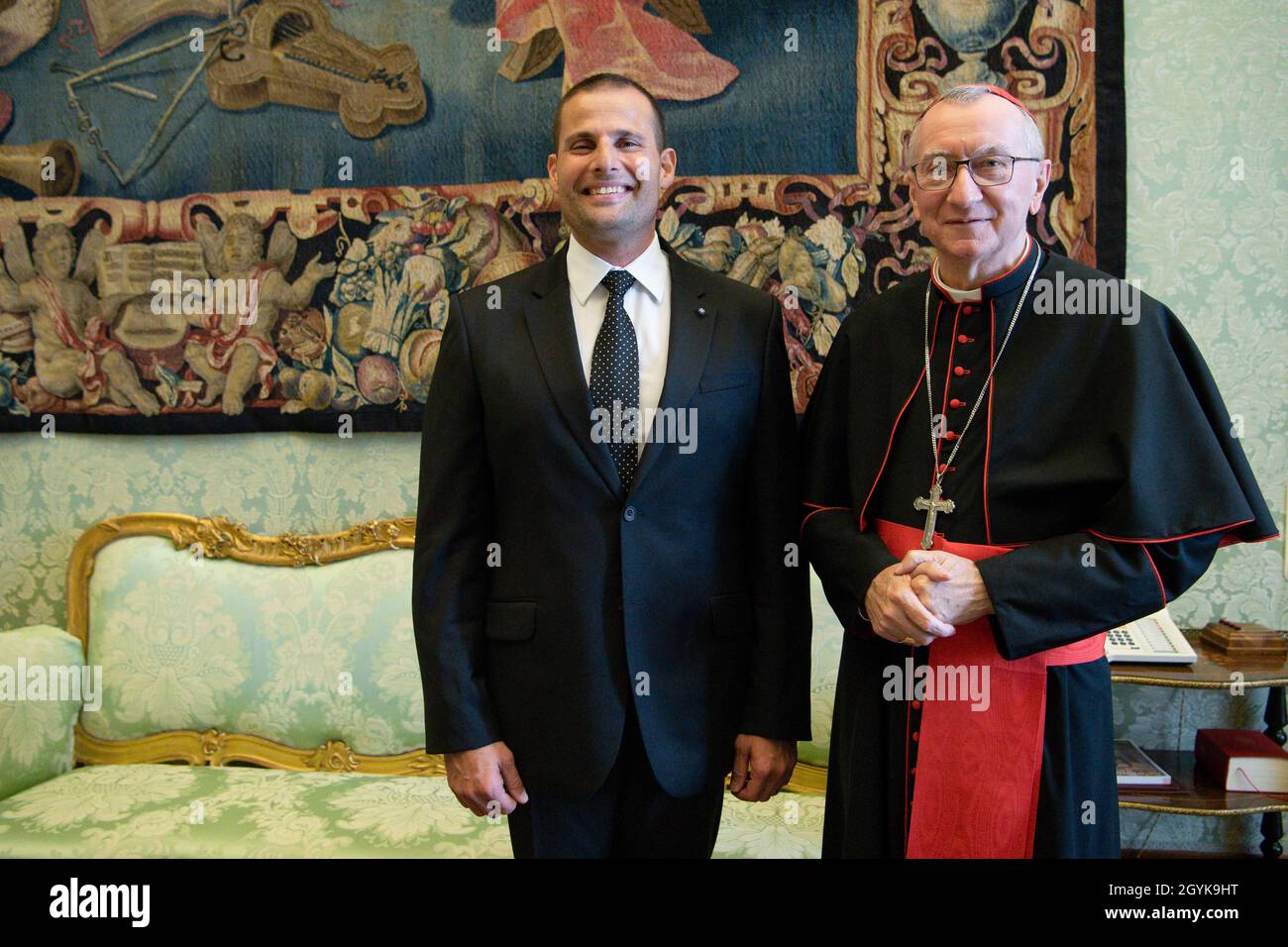 Rome, Italie.08 octobre 2021.Italie, Rome, Colisée, 2021/10/08.le Cardinal Secrétaire d'Etat, Pietro Parolin, rencontre le Premier Ministre de Malte, Robert Abela et son entourage au Vatican.Photographie par les médias du Vatican/presse catholique photo .LIMITÉ À UNE UTILISATION ÉDITORIALE - PAS DE MARKETING - PAS DE CAMPAGNES PUBLICITAIRES.Crédit : Agence photo indépendante/Alamy Live News Banque D'Images