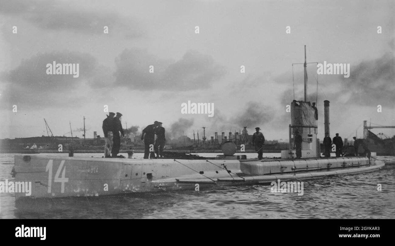 Une photo vintage vers 1914 de sous-marin allemand ou U Boat U-14 sur la surface. Lancée le 11th juillet 1911, elle a été coulé de Peterhead le 5th juin 1915 Banque D'Images