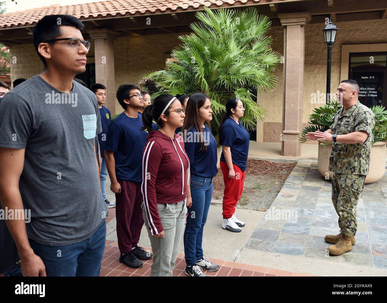 BROWNSVILLE, Texas – (janv16, 2020) Premier conseiller de la Marine Juan de Leon de Harlingen, Texas, affecté au poste de recrutement de la Marine Harlingen parle avec les futurs marins locaux lors d'une réunion mensuelle du Programme d'entrée retardée (PED) de la Marine tenue au poste de recrutement de la Marine Brownsville.De Leon, diplômé en 1997 du lycée de Harlingen, a rejoint la Marine en 2000 pour devenir recruteur en 2004.District de recrutement de la Marine (NRD) la zone de responsabilité de San Antonio comprend plus de 34 postes de recrutement de la Marine et des postes de recrutement des officiers de la Marine répartis sur 144,000 milles carrés de Texa centrale et sud Banque D'Images