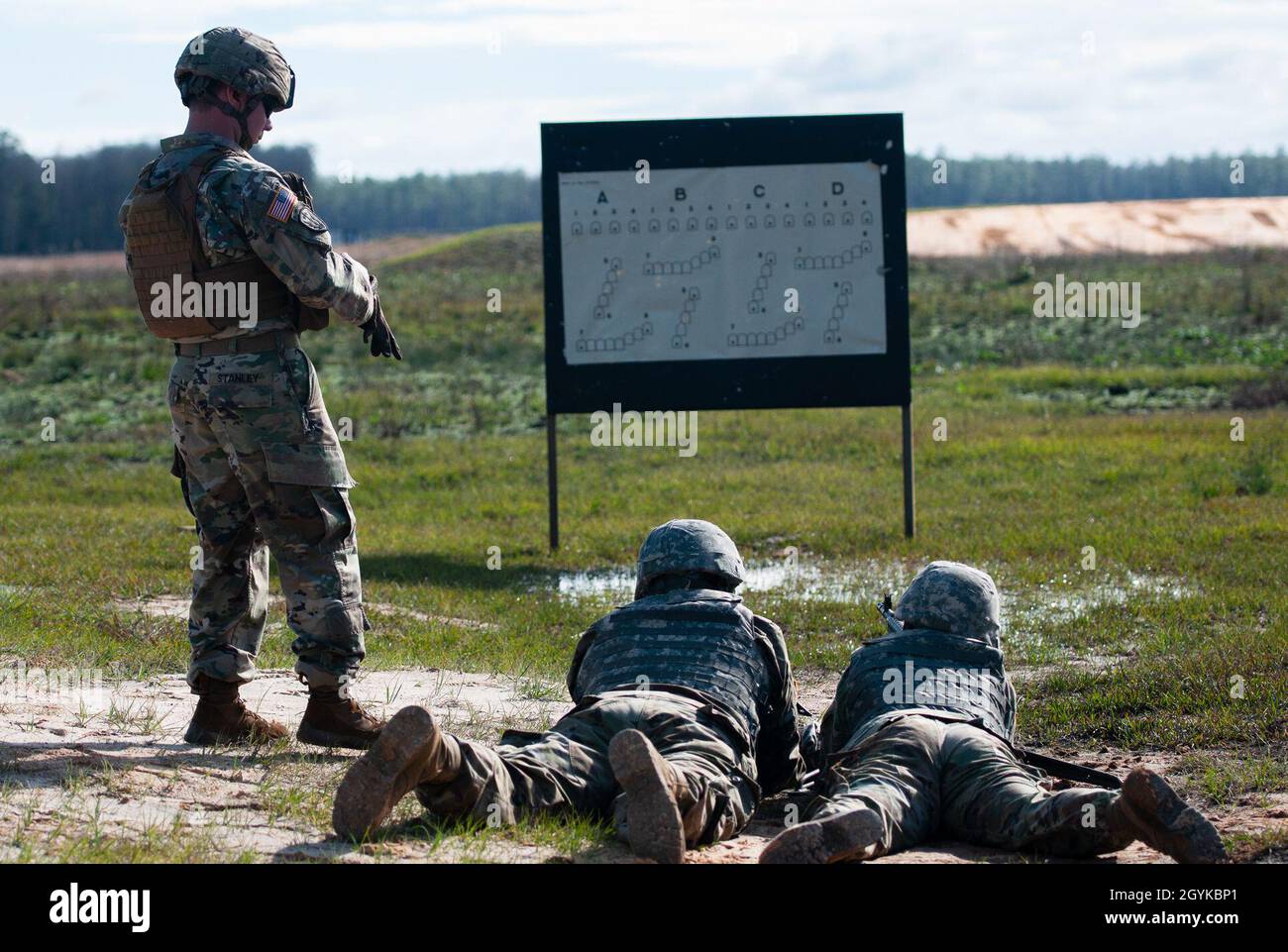 Guardsman national de l'armée de Géorgie, sergent d'état-major.Gary Stanley, un instructeur de la Georgia combat leaders Academy de fort Stewart, fournit des instructions supplémentaires à une équipe d'armement lors du cours avancé de chefs de canon à machines à fort Stewart, en Géorgie, le 16 janvier 2020.L'ACC offre de nombreuses activités d'entraînement en armes, en leadership et en forme physique à tous les composants de la Garde nationale de l'Armée de Géorgie.Photo de la Garde nationale de l'armée américaine par le Sgt.1er classe R.J.Lannom Jr Banque D'Images