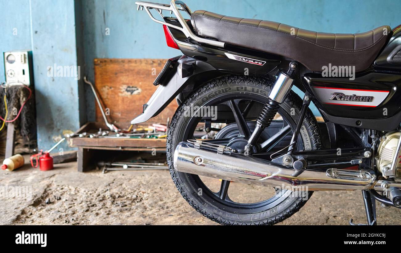 05 octobre 2021 Reengus, Rajasthan, Inde.Photo des pièces arrière du boîtier du système TVS Radeon.Deux parties de carrosserie de roue comme un pneu, une fourche, un feu arrière, etc Banque D'Images