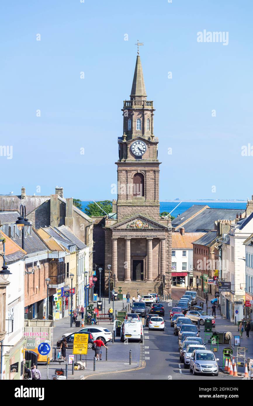 Vue aérienne des magasins et des entreprises de Marygate avec Town Hall et Butter Market Berwick-upon-Tweed ou Berwick-on-Tweed Northumberland England GB UK Banque D'Images