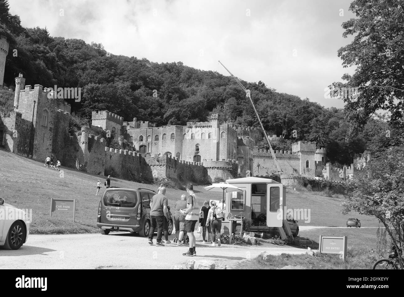 Je suis une célébrité du château de Gwych, les préparatifs sont bien en cours, car le château est transformé pour ITV Je suis une célébrité m'en sortir avec Ant et DEC pour la deuxième année consécutive Banque D'Images