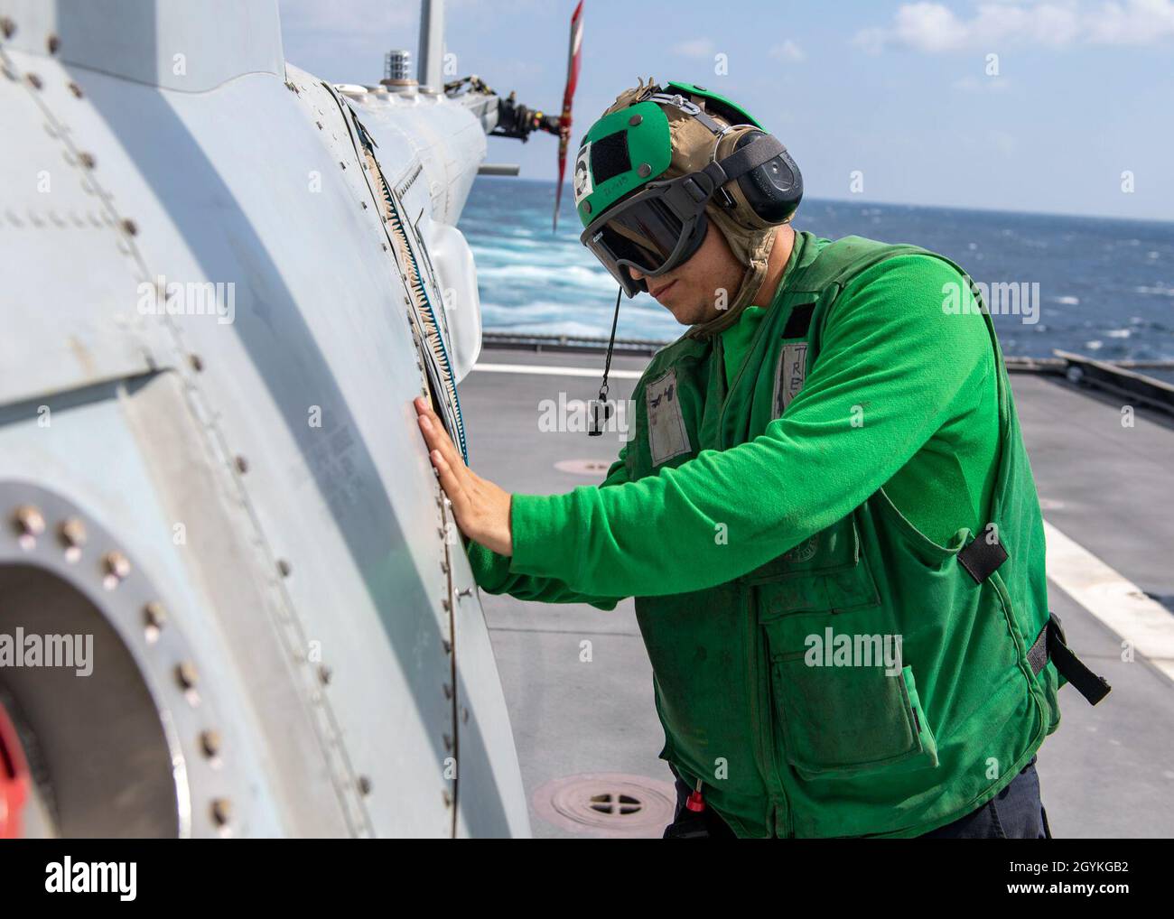 200121-N-AT530-1046 MER DE CHINE MÉRIDIONALE (JANV21, 2020) Airman Felix Trevino, mécanicien de structure aéronautique affecté à l'Escadron de combat de la mer (HSC) 23, travaille sur le moteur d'un scout de feu de la marine MQ-8B sur le pont de vol du navire de combat littoral Independence-variant USS Montgomery (LCS 8), le 21 janvier 2020.Montgomery est sur un déploiement rotationnel à USINDOPACOM, conduisant des opérations, des exercices et des visites de port dans toute la région et travaillant de la coque à la coque avec des marines alliées et partenaires pour fournir la sécurité et la stabilité maritime, les piliers essentiels d'une Indo-Pacifique libre et ouvert.(É.-U.Bleu marine photo Banque D'Images