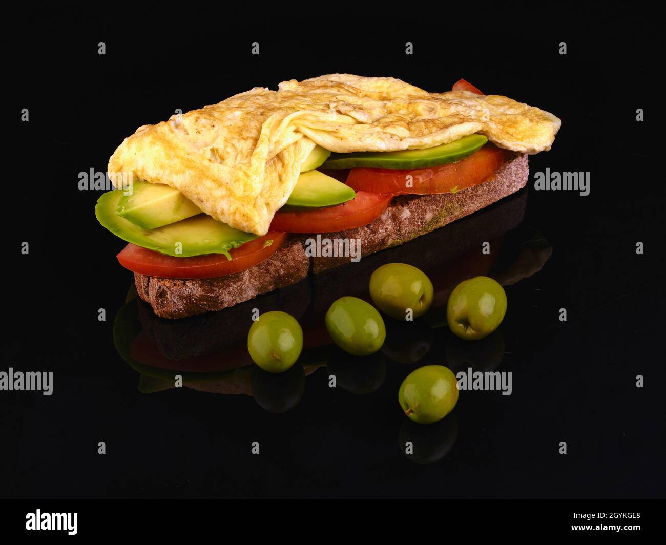toast à l'avocat avec tomates et œufs. pain de seigle. olives. omelette Banque D'Images