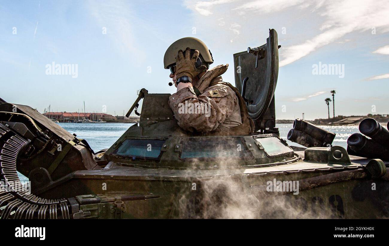 Caporal de lance du corps des Marines des États-UnisTyler Engfer, chef d'équipage de véhicule amphibie d'assaut du 3e Bataillon des amphibiens d'assaut, exploite la tourelle d'un véhicule amphibie d'assaut AAV-P7/A1 pendant l'exercice Iron Fist 2020 sur le camp de base du corps maritime Pendleton, Californie, le 19 janvier.L'exercice Iron Fist fournit une formation réaliste et pertinente nécessaire pour des opérations militaires combinées efficaces.(É.-U.Photo du corps marin par lance Cpl.Britany Rowlett) Banque D'Images