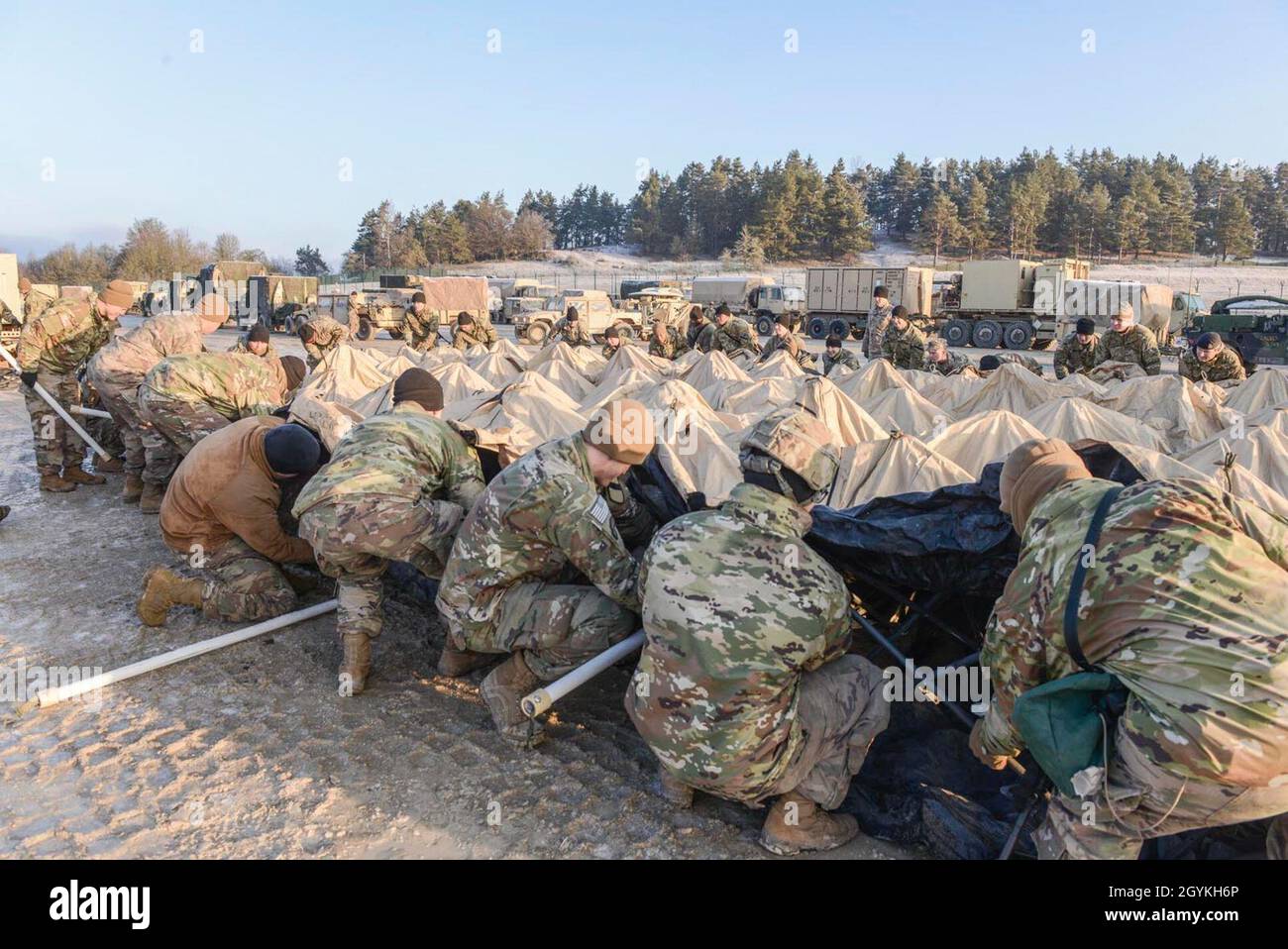 Les soldats de la 2e équipe de combat de la Brigade blindée, 1re division de Cavalry, assemblent un centre d'opération tactique en préparation à la force sur la résolution XIII combinée à Hohenfels, en Allemagne, le 19 janvier 2020.(É.-U.Photo de la Garde nationale de l'armée par le sergent d'état-major.Noshoba Davis) Banque D'Images