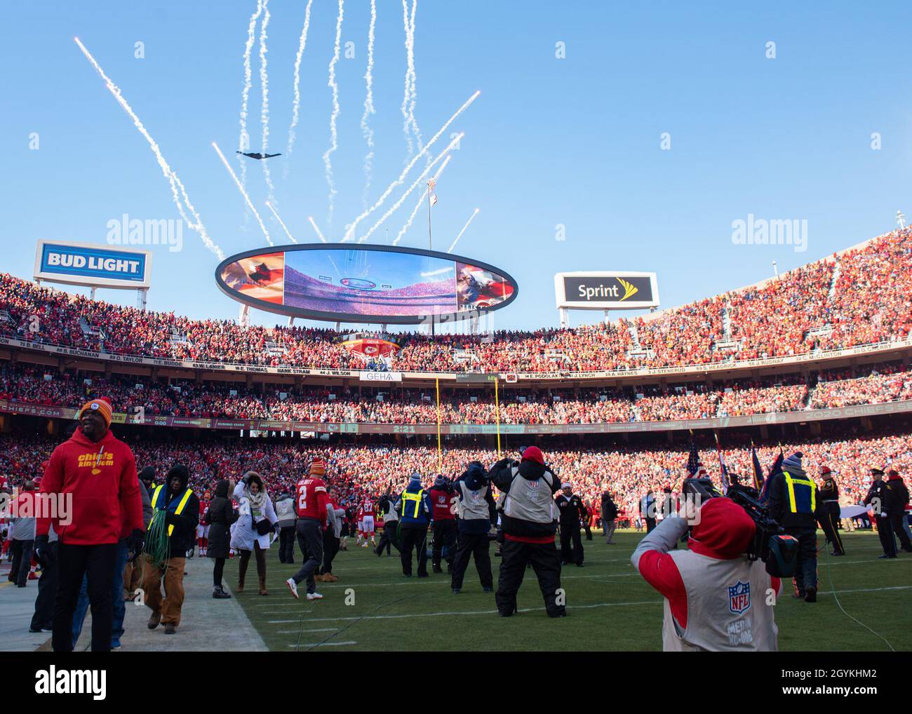 Un bombardier furtif B-2 Spirit affecté à la 509e bombe de la Whiteman Air Force, Missouri, survole le stade Arrowhead lors du match de championnat de l'AFC le 19 janvier 2020, à Kansas City, Missouri.Les chefs de Kansas City et l'AFB de Whiteman sont des partenaires de longue date et travaillent à diverses manifestations tout au long de l'année pour renforcer les liens entre la communauté locale et l'armée.(É.-U.Photo de la Force aérienne par le premier Airman Thomas Barley) Banque D'Images