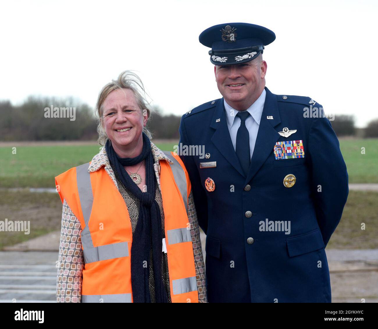 Le colonel Wwill Marshall, 48e commandant de la Fighter Wing, pose pour une photo avec Alice Pawsey, propriétaire de terrain de Lavenham Airfiled, à Lavenham Airfield, Angleterre, le 20 janvier 2020.Marshall a visité l'aérodrome de Lavenham pour aider à déposer la première brique d'un mémorial de longue durée en l'honneur de 233 militaires américains morts pendant la Seconde Guerre mondiale(É.-U.Photo de la Force aérienne par Airman 1ère classe Madeline Herzog) Banque D'Images