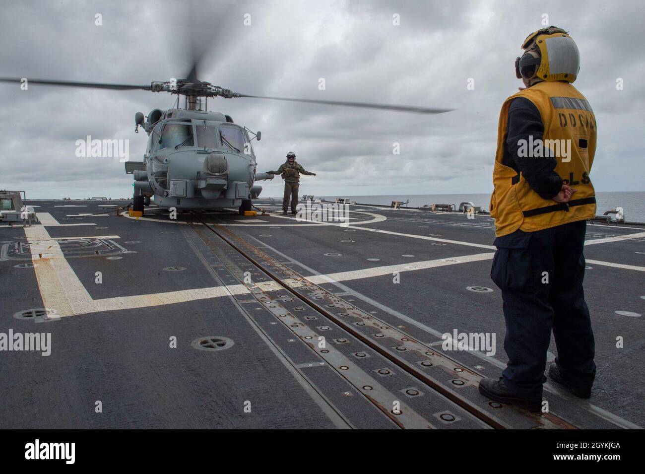 OCÉAN PACIFIQUE (janv20, 2020) le compagnon de Boatswain de la 3e classe Aidee Reyes, d'Oakland, en Californie, à droite, dirige Naval Air Crewman (hélicoptère) de la 2e classe Marcus Clark, de Ceres, en Californie, sur le pont de vol du destroyer de missiles guidés de la classe Arleigh Burke USS Kidd (DDG 100) le 20 janvier 2020.Kidd, qui fait partie du groupe de grève des transporteurs Theodore Roosevelt, est en cours de déploiement dans l'Indo-Pacifique.(É.-U.Navy photo par Mass communication Specialist 3rd Class Brandie Nuzzi) Banque D'Images