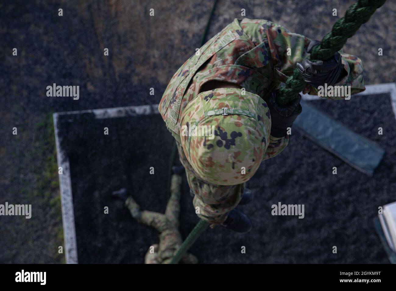 Les soldats de la Force d'autodéfense au sol du Japon qui ont une Brigade de déploiement rapide amphibie pratiquent les techniques de corde rapide et d'ancrage au cours de l'exercice Iron Fist 2020, sur le camp de base du corps des Marines Pendleton, Californie, janv. 22.Iron Fist est un exercice d'entraînement bilatéral annuel entre les forces américaines et japonaises qui renforce leur capacité combinée à mener des opérations d'urgence amphibies et terrestres.(É.-U.Photo du corps marin par lance Cpl.Thomas Spencer) Banque D'Images Les soldats de la Force d'autodéfense au sol du Japon qui ont une Brigade de déploiement rapide amphibie pratiquent les techniques de corde rapide et d'ancrage au cours de l'exercice Iron Fist 2020, sur le camp de base du corps des Marines Pendleton, Californie, janv. 22.Iron Fist est un exercice d'entraînement bilatéral annuel entre les forces américaines et japonaises qui renforce leur capacité combinée à mener des opérations d'urgence amphibies et terrestres.(É.-U.Photo du corps marin par lance Cpl.Thomas Spencer) Banque D'Images