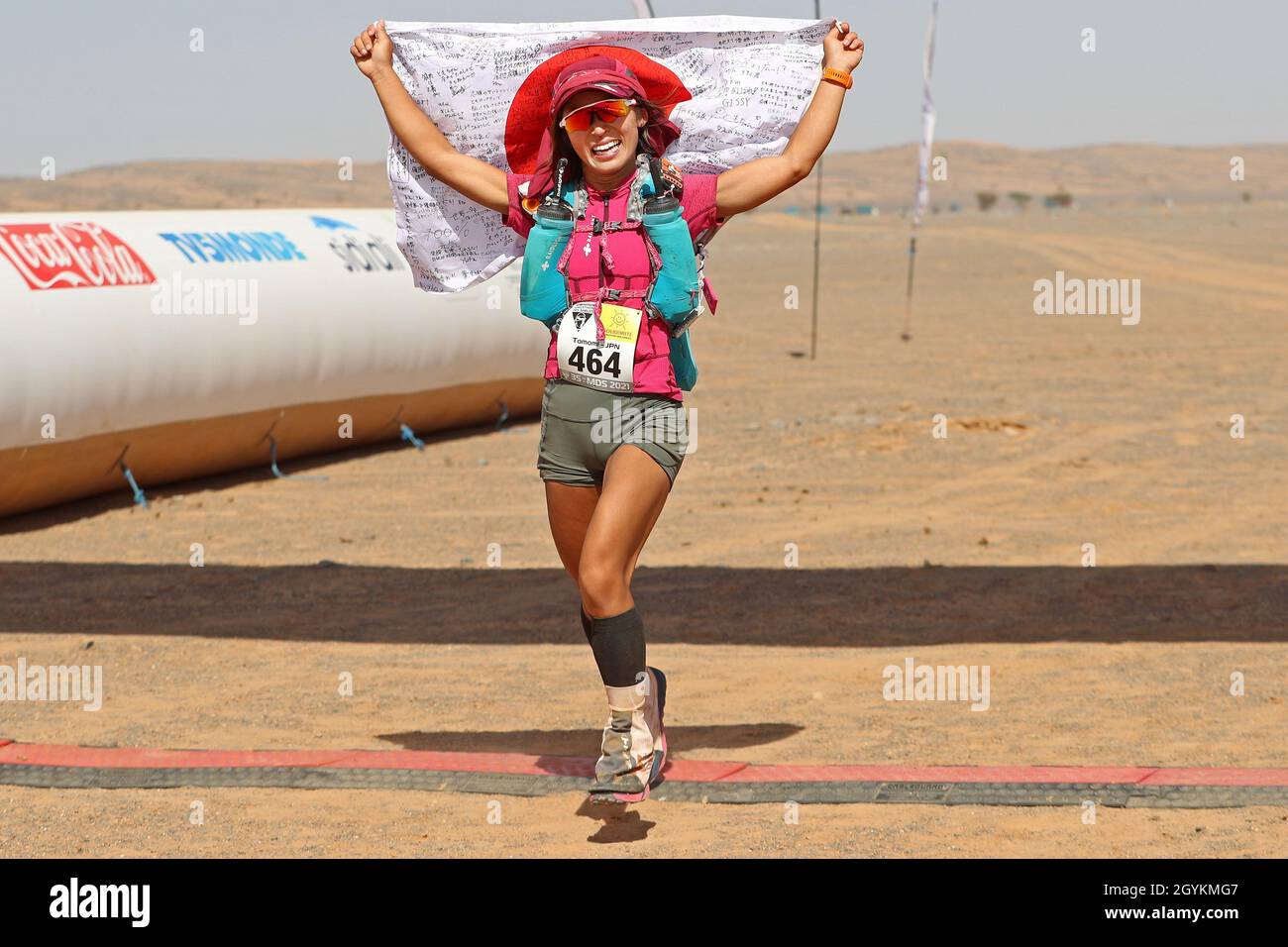 8 octobre 2021 ; Boulchrhal à Sud Jebel Irhfelt n'est pas à sel ; Marathon des Sables, étape 5 et dernière étape d'un ultra-marathon de six jours, 251 km, qui est approximativement la distance de six marathons réguliers.La plus longue étape est de 91 km de long.Cette course de plusieurs jours se déroule chaque année dans le sud du Maroc, dans le désert du Sahara.Tomomi Bitoh (JPN) célèbre comme elle gagne la 5e étape de 82.2km Banque D'Images