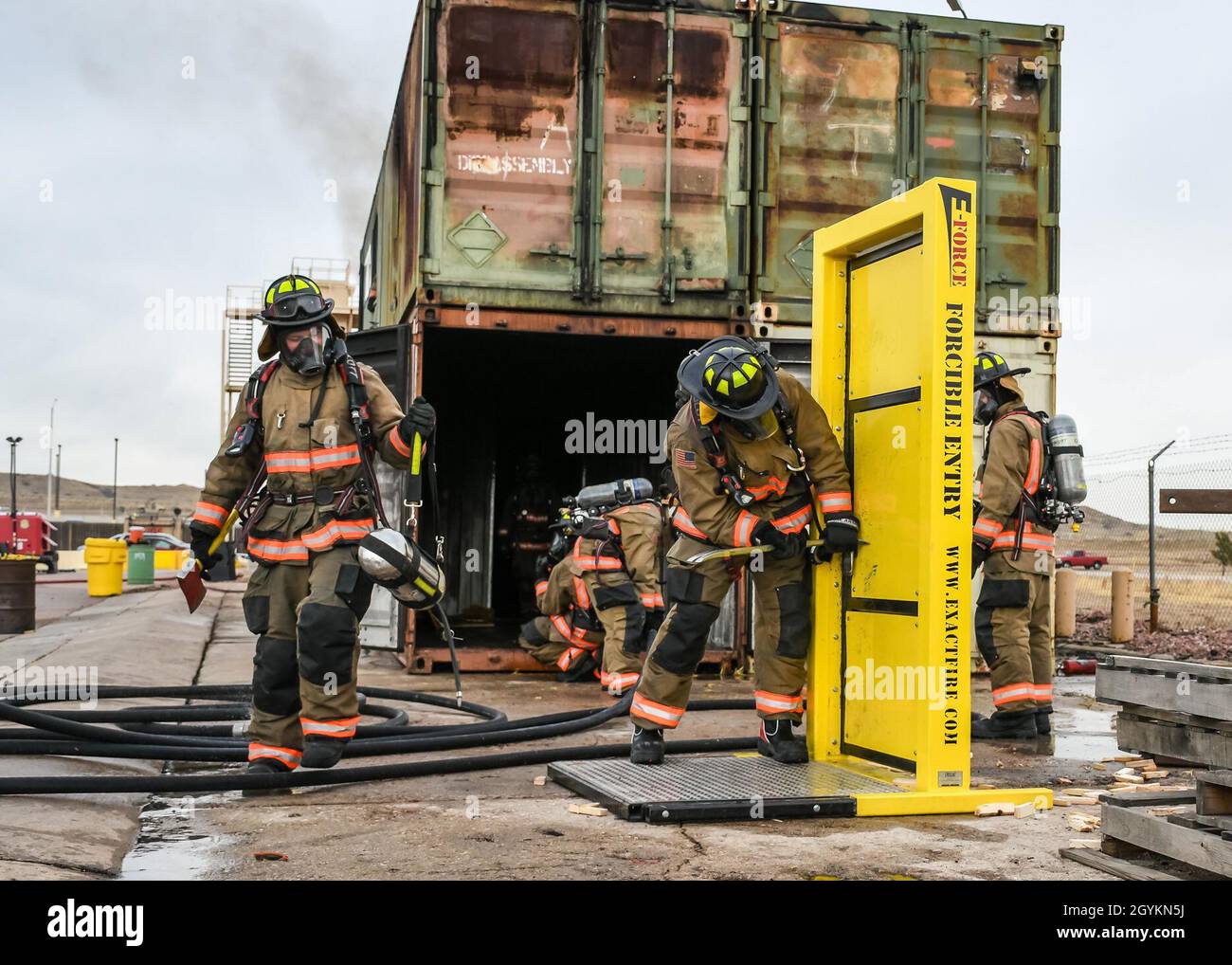 FORT CARSON, Colorado — les candidats à l'académie de feu de fort Carson  passent par une porte lors d'un exercice de formation sur le point  culminant en direct, le 21 janvier 2020,