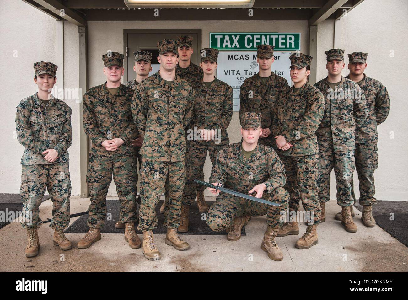 Le premier lieutenant Michael a tenu l'OIC d'assistance juridique, coupe le ruban, signifiant l'ouverture officielle du centre fiscal sur la Station aérienne du corps des Marines Miramar, en Californie, le 21 janvier.Le centre fiscal de MCAS Miramar sera ouvert du lundi au jeudi de 8 h 00 à 3 h 00 (États-UnisPhoto du corps marin par lance Cpl.Cheng Chang) Banque D'Images