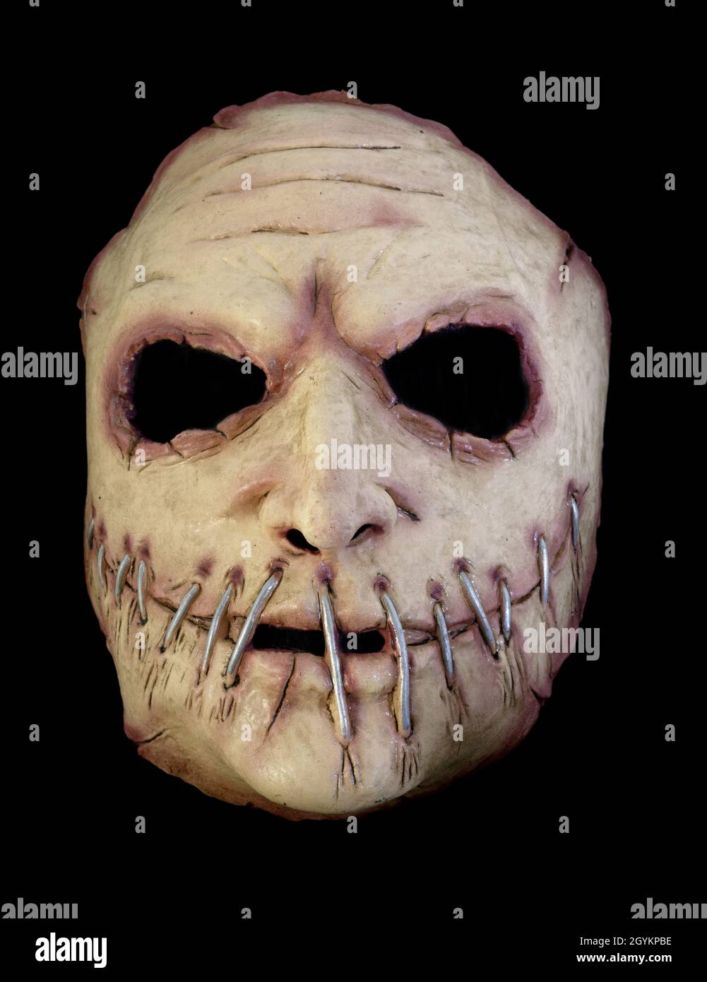 Masque Killer série avec une ouverture large bouche cousue isolée contre fond noir Banque D'Images