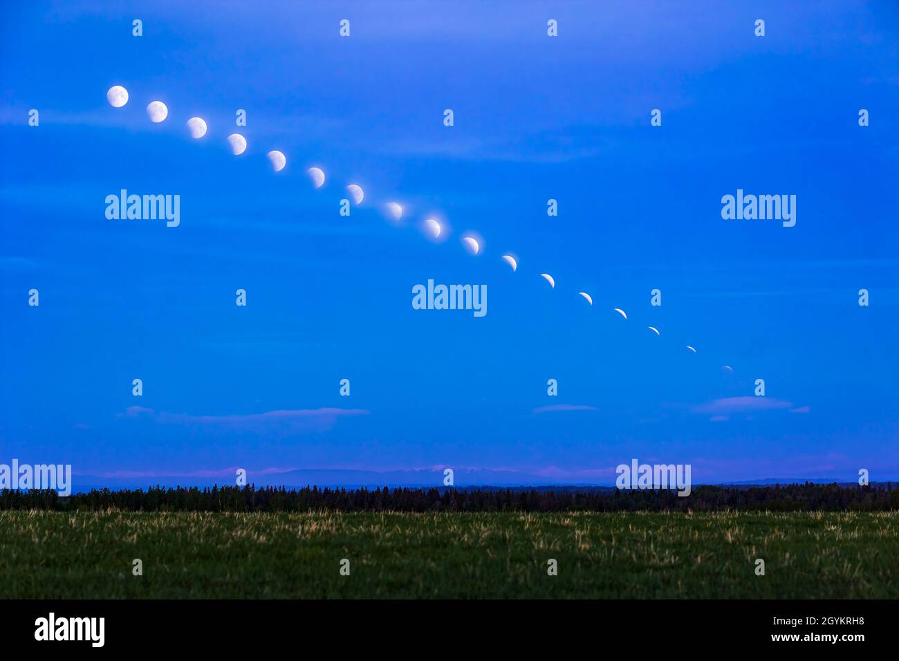 Un mélange composite 'time-lapse' de la pleine Lune entrant dans l'ombre umbral de la Terre le matin du 26 mai 2021.J'ai pris les photos pendant le Banque D'Images