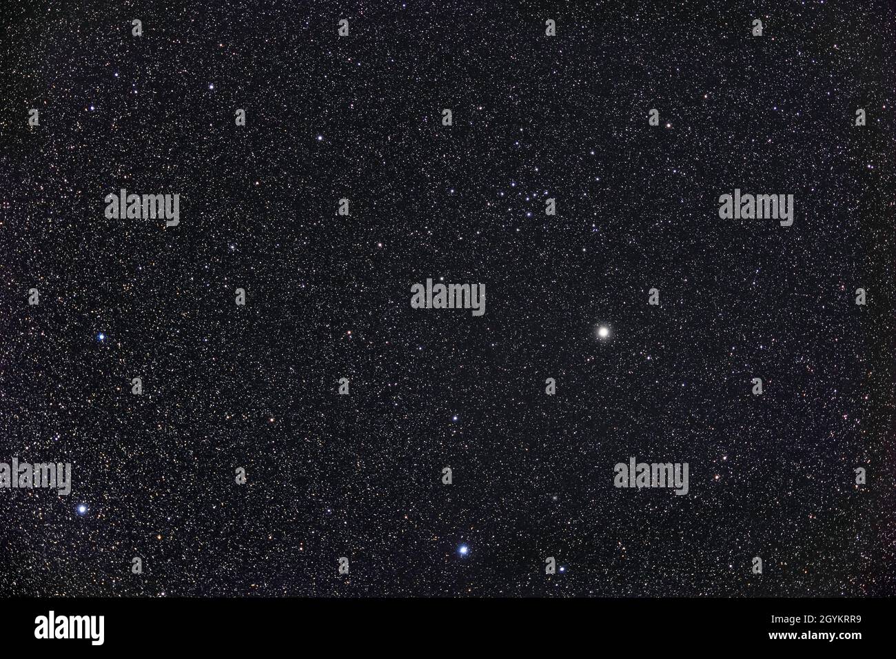 Le grand et clairsemé cluster ouvert dans Ophiuchus appelé IC 4665, un objet facile dans les jumelles.L'étoile au centre est Celbalrai ou Beta Ophiuchi.Le 7.5 Banque D'Images