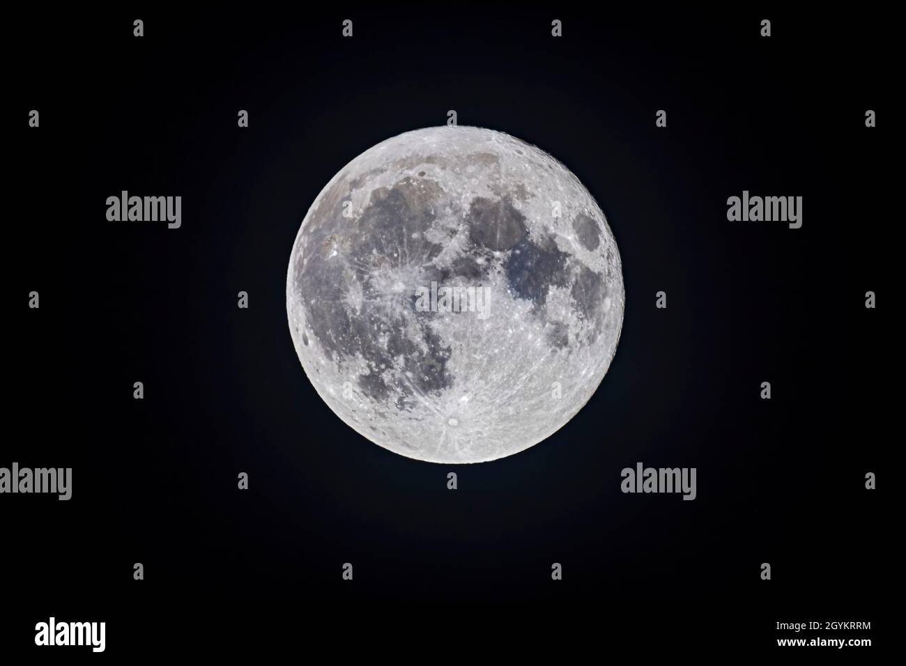 C’était la pleine lune de la nuit d’Halloween, le 31 octobre 2020, qui était aussi la plus petite et la plus éloignée pleine lune de 2020 et était aussi une « lune bleue », a Banque D'Images