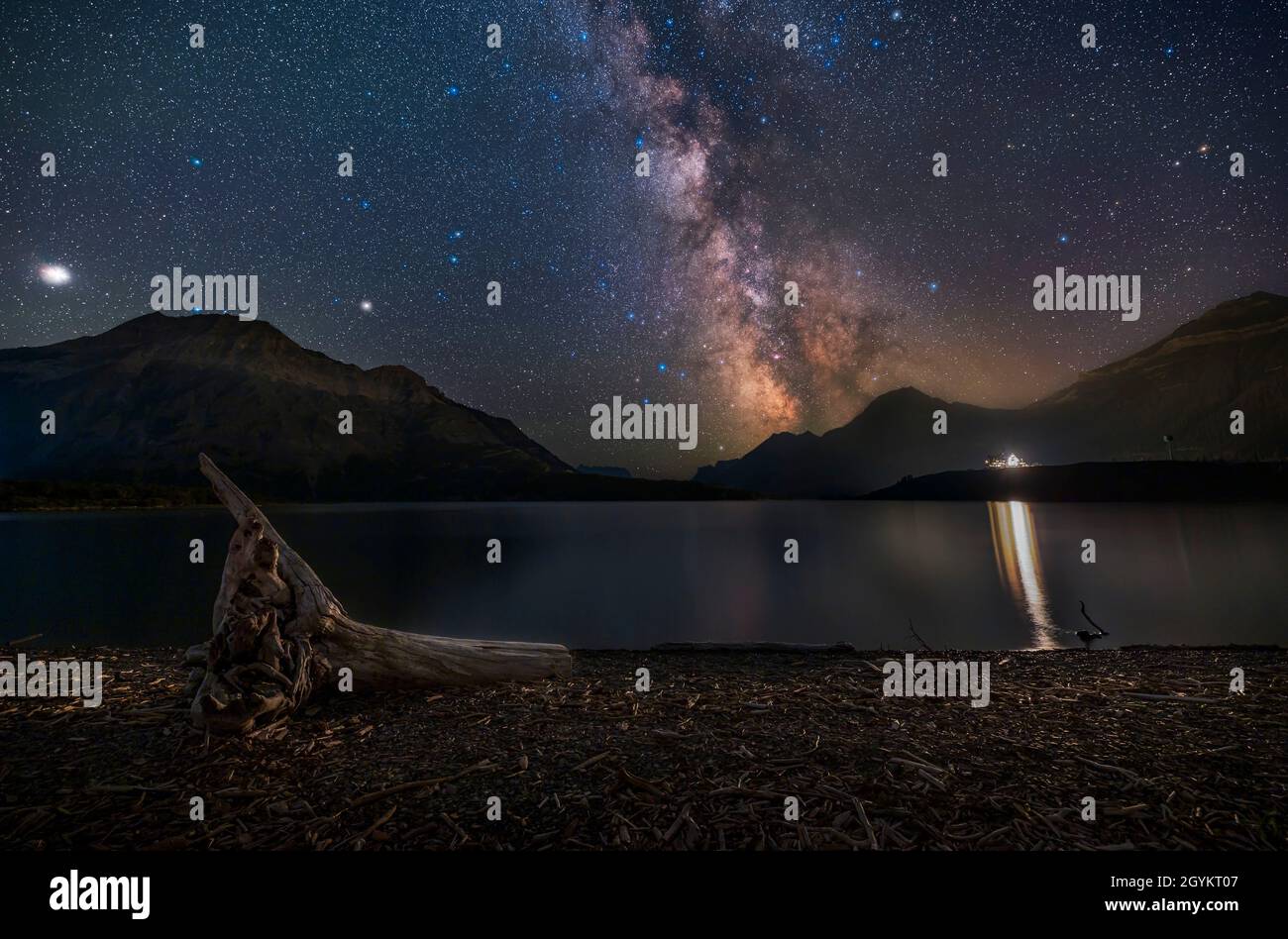 La voie lactée de l'été nord au-dessus du lac Middle Waterton à la plage Driftwood, dans le parc national des Lacs-Waterton, en Alberta, une nuit de juillet.Sagittaire est à Banque D'Images